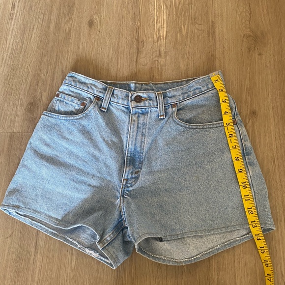 Vintage High waisted Levi’s 505 shorts - Picture 4 of 10